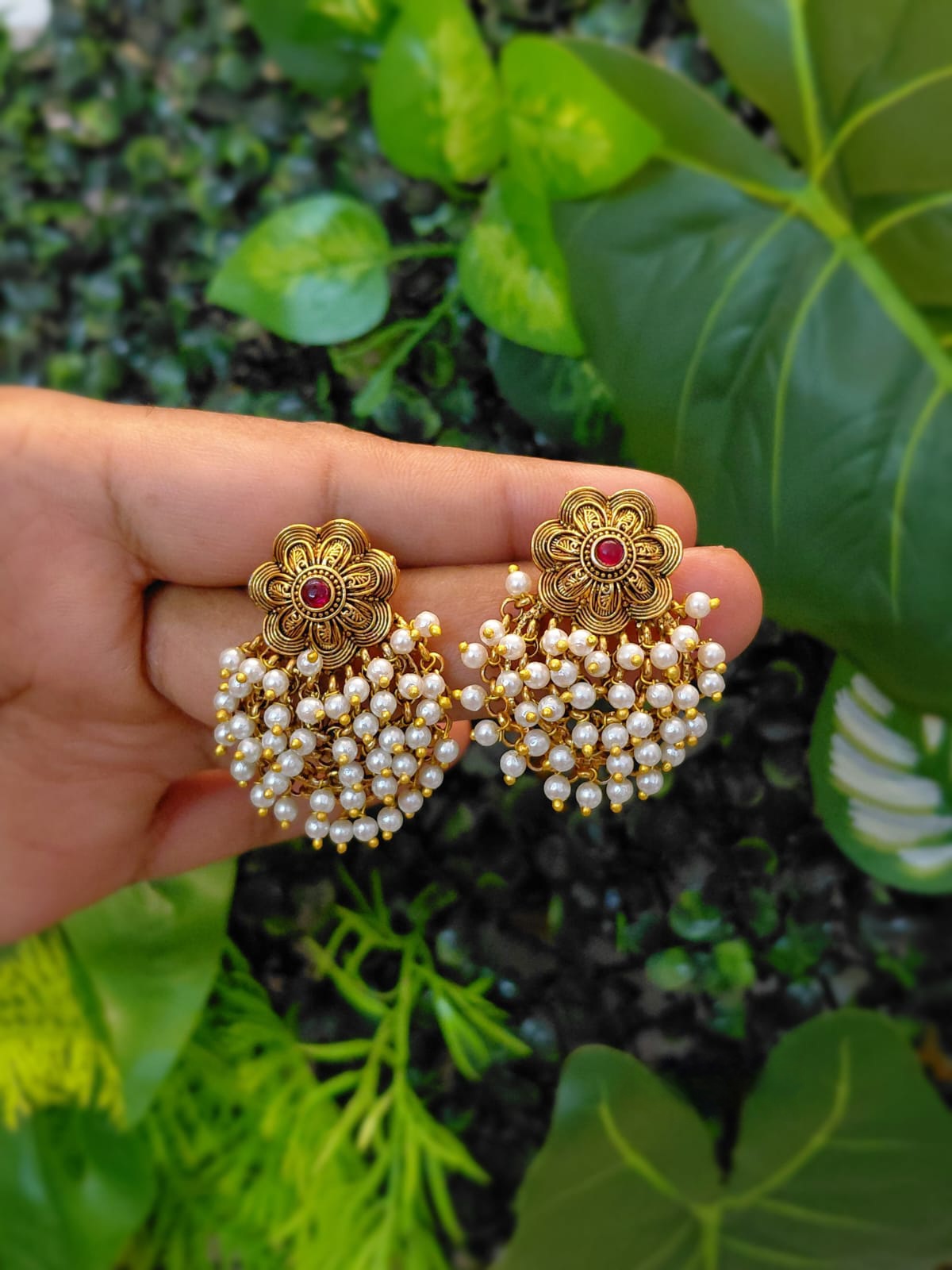 Cluster flower stud earrings